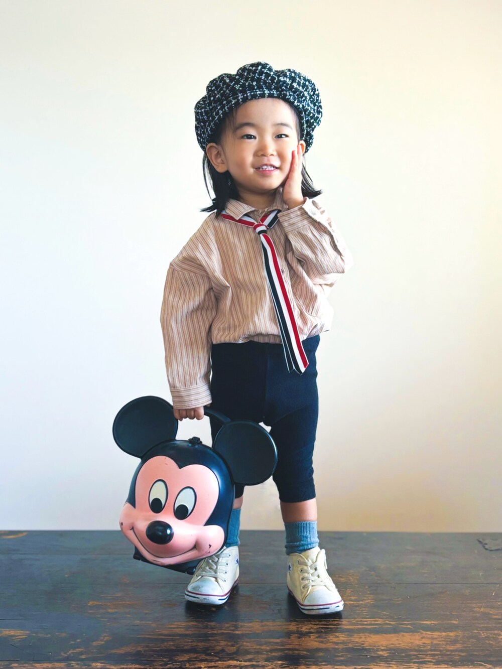 ブラック系のその他パンツ、ホワイト系のスニーカー、ベージュ系のシャツ/ブラウスを着用したキッズの秋コーディネートの3枚目の写真