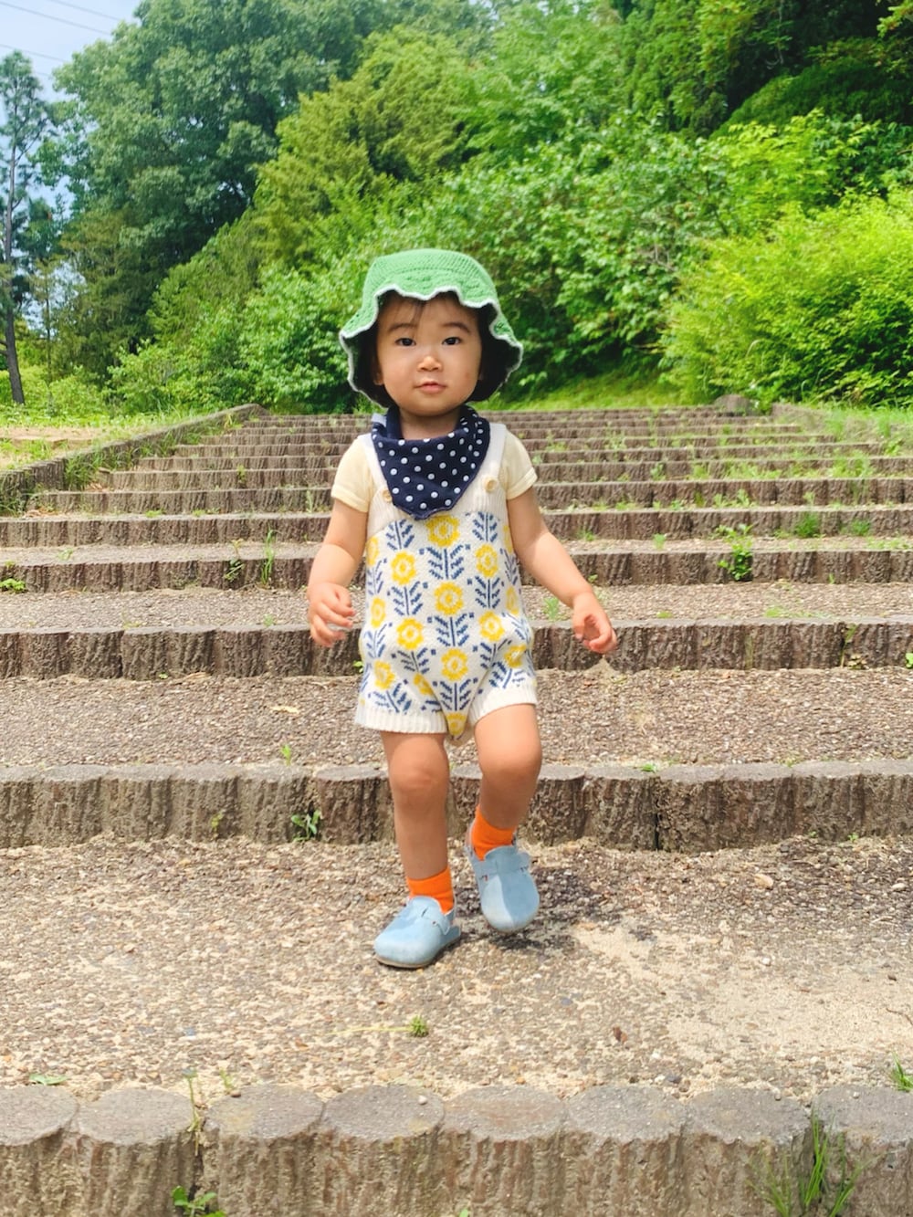 ブルー系のサンダル、イエロー系のセットアップ、その他のソックス/靴下を着用したキッズの夏コーディネートの2枚目の写真