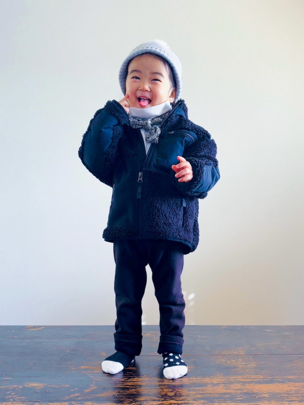 ブラック系のブルゾン、ホワイト系のTシャツ/カットソー、ブラック系のその他パンツを着用したキッズの冬コーディネートの2枚目の写真