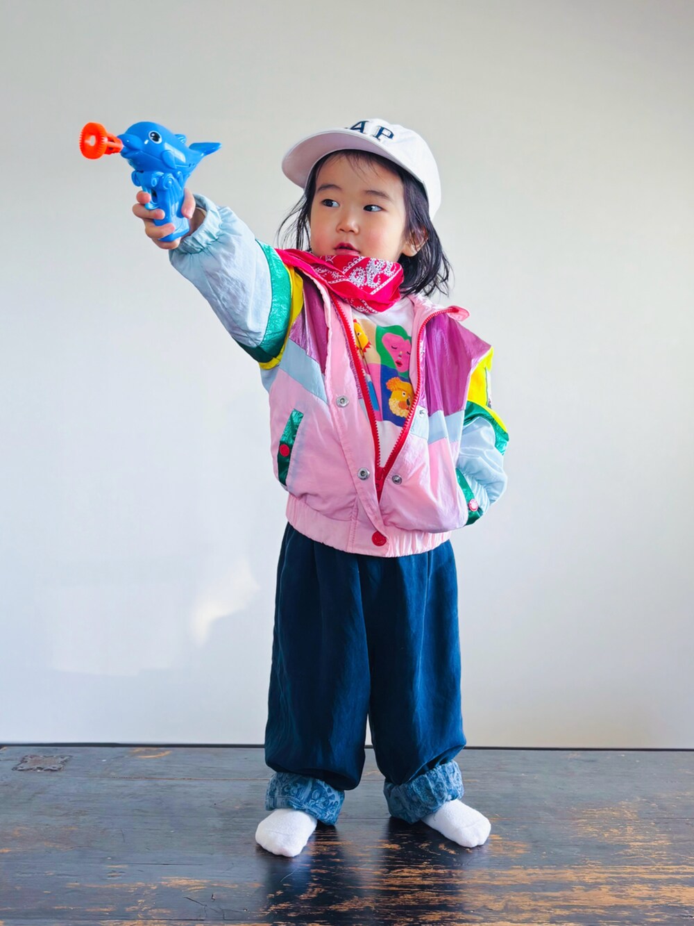 ブラック系のその他パンツ、ホワイト系のTシャツ/カットソー、ピンク系のセットアップを着用したキッズの春コーディネートの2枚目の写真