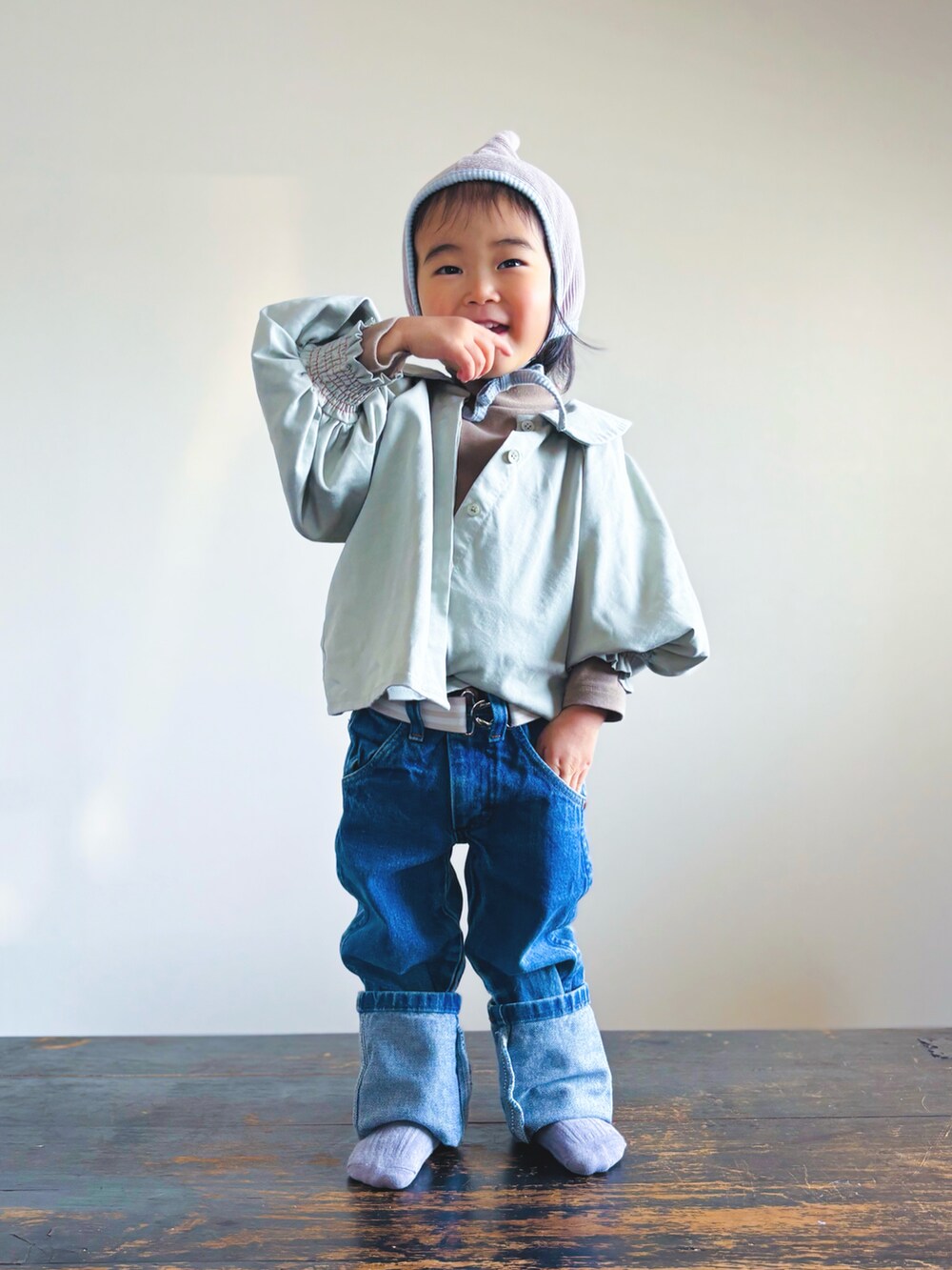 ブルー系のデニムパンツ、グリーン系のシャツ/ブラウス、ブラウン系のTシャツ/カットソーを着用したキッズの春コーディネートの2枚目の写真