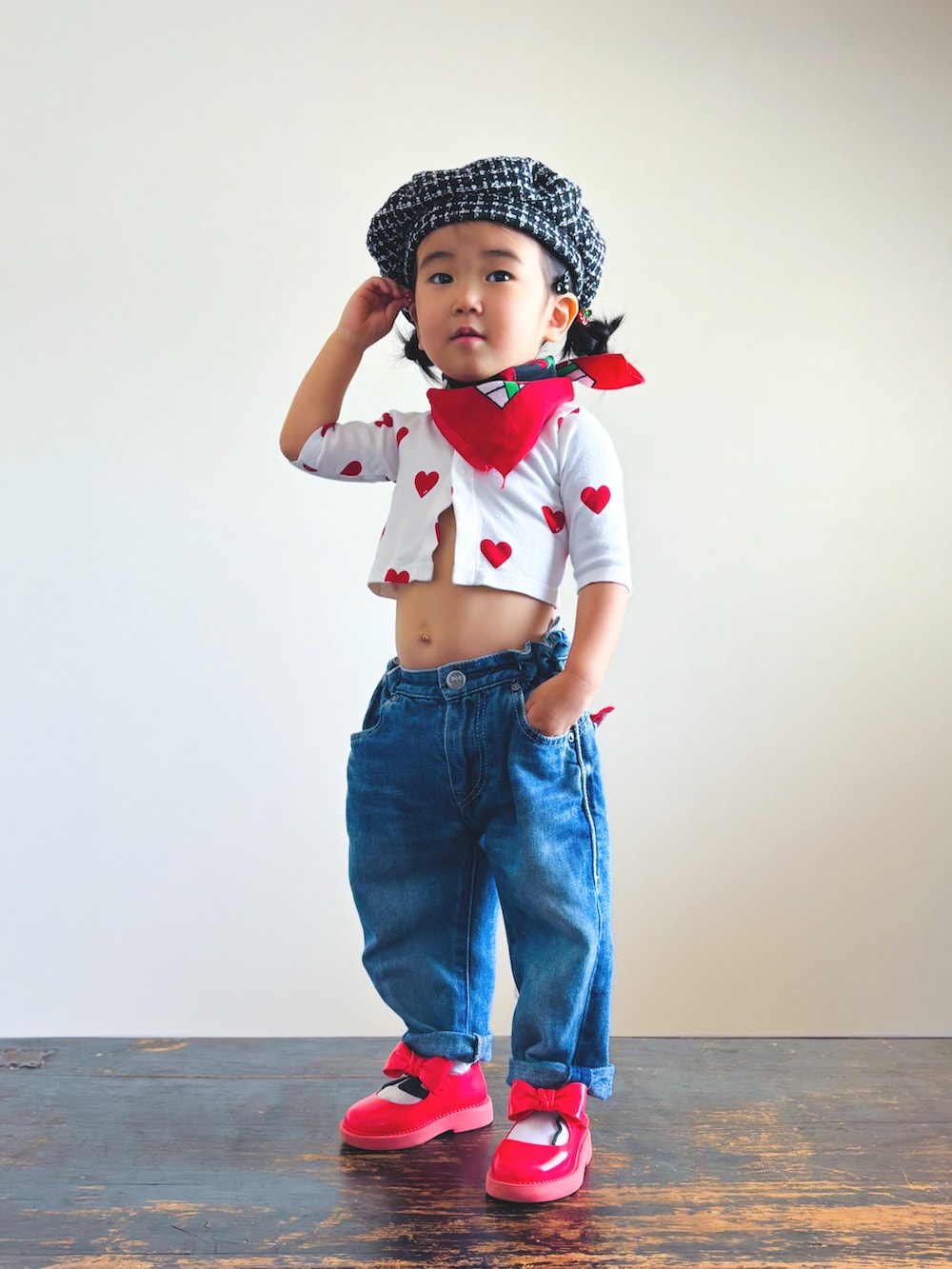 「やっぱり帽子が好き、ベレー帽、デニムパンツ、ヘソだし、カーディガン、アメカジ、メリージェーン、KOOOのバンダナアレンジ、バンダナ、ロカビリー、キッズコーデ、キッズファッション」｜「mina perhonenのalwaysデニム（デニムパンツ、ブルー系）」を使った、KOOOさん（キッズ・90cm）の春コーディネートの3枚目の写真