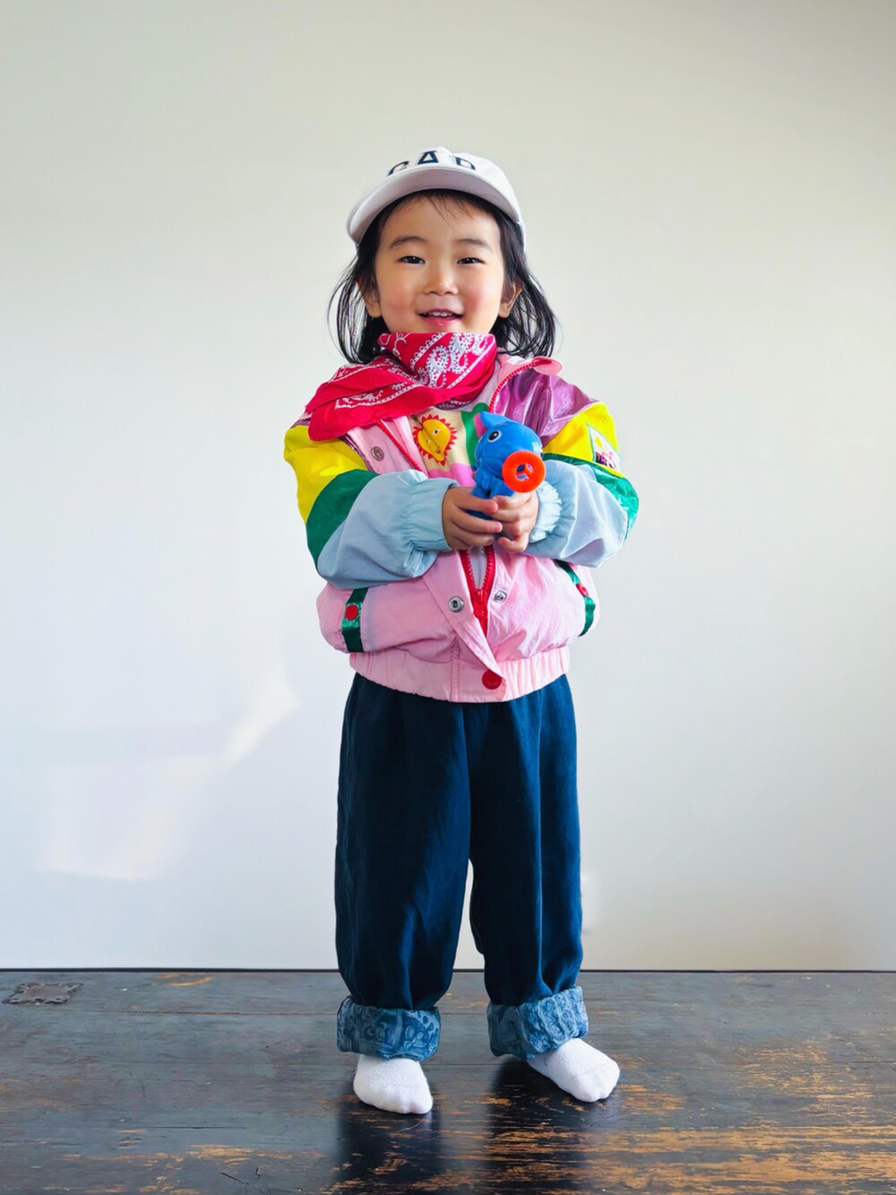 ブラック系のその他パンツ、ホワイト系のTシャツ/カットソー、ピンク系のセットアップを着用したキッズの春コーディネートの3枚目の写真