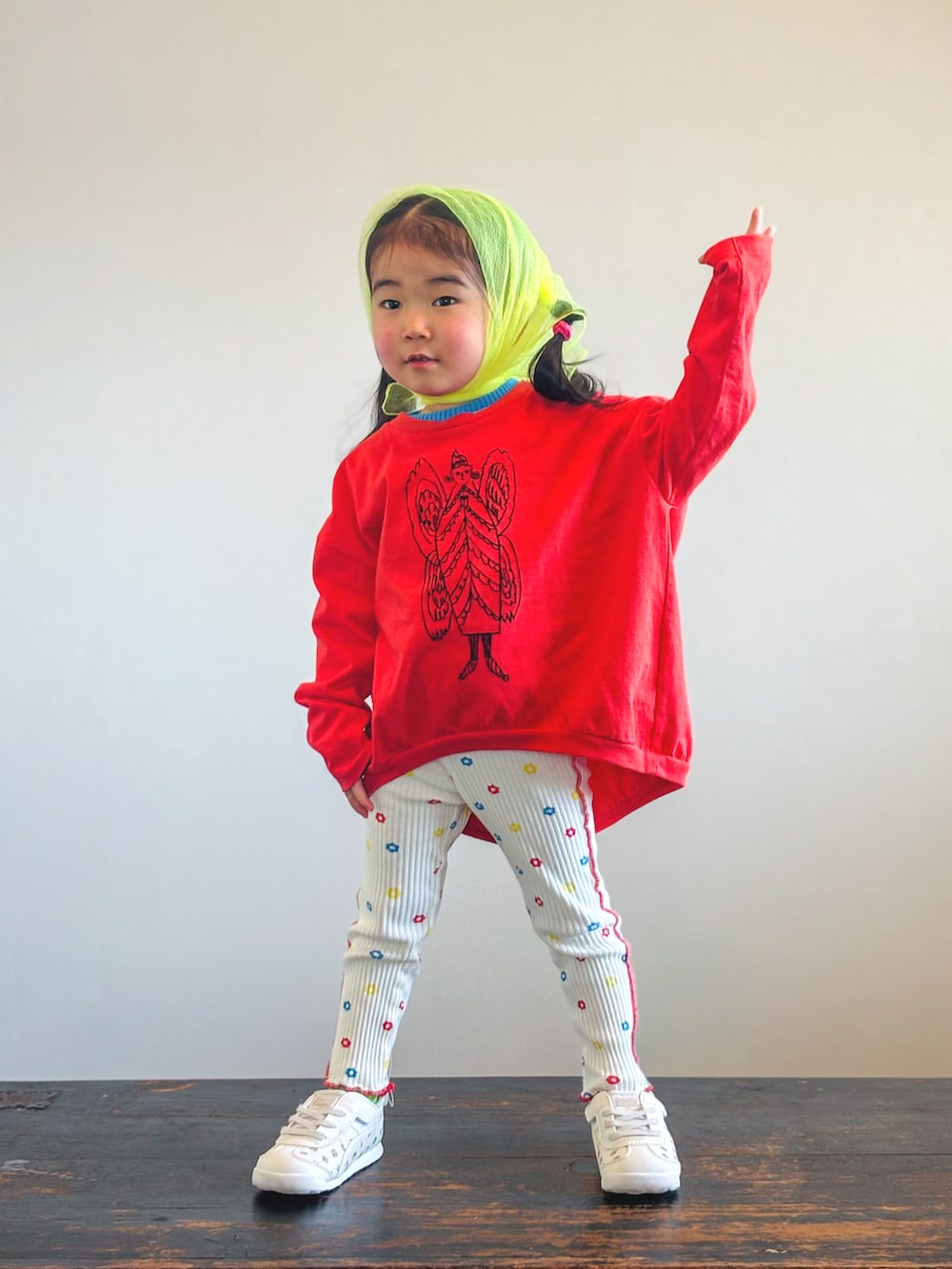 ホワイト系のその他パンツ、ベージュ系のスニーカー、レッド系のTシャツ/カットソーを着用したキッズの春コーディネートの2枚目の写真