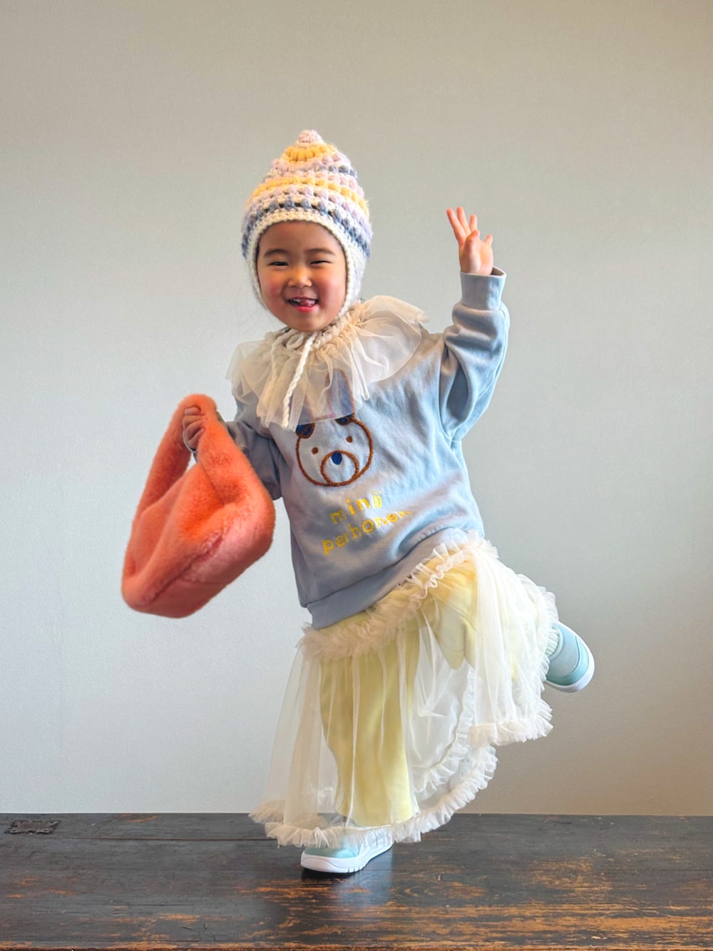 イエロー系のその他パンツ、グリーン系のスニーカー、ホワイト系のワンピースを着用したキッズの冬コーディネートの2枚目の写真