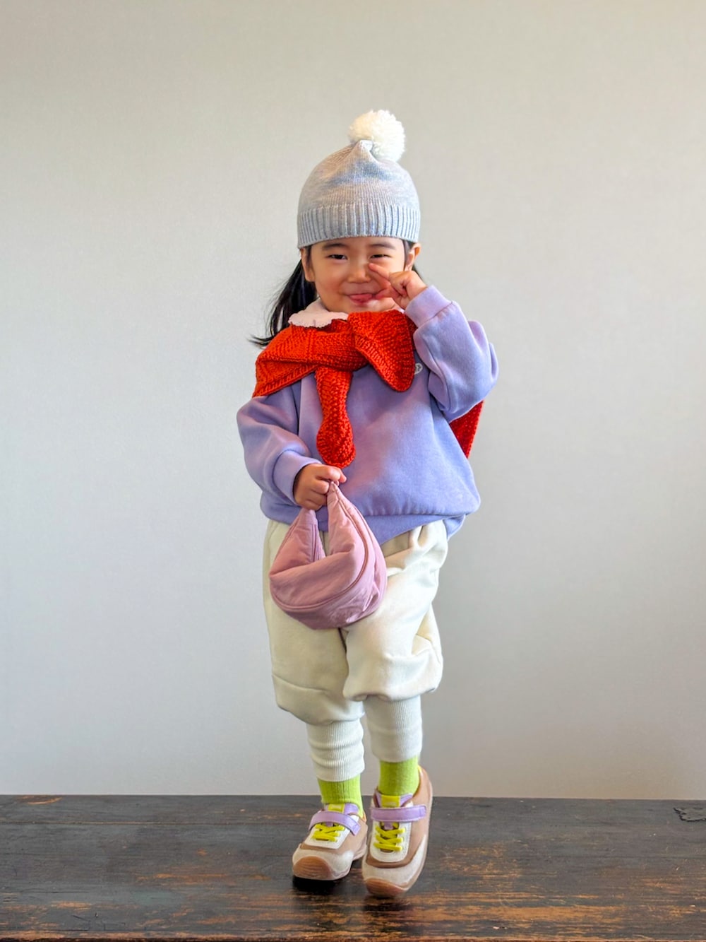 パープル系のスウェット、イエロー系のスニーカー、ピンク系のTシャツ/カットソーを着用したキッズの秋コーディネートの2枚目の写真