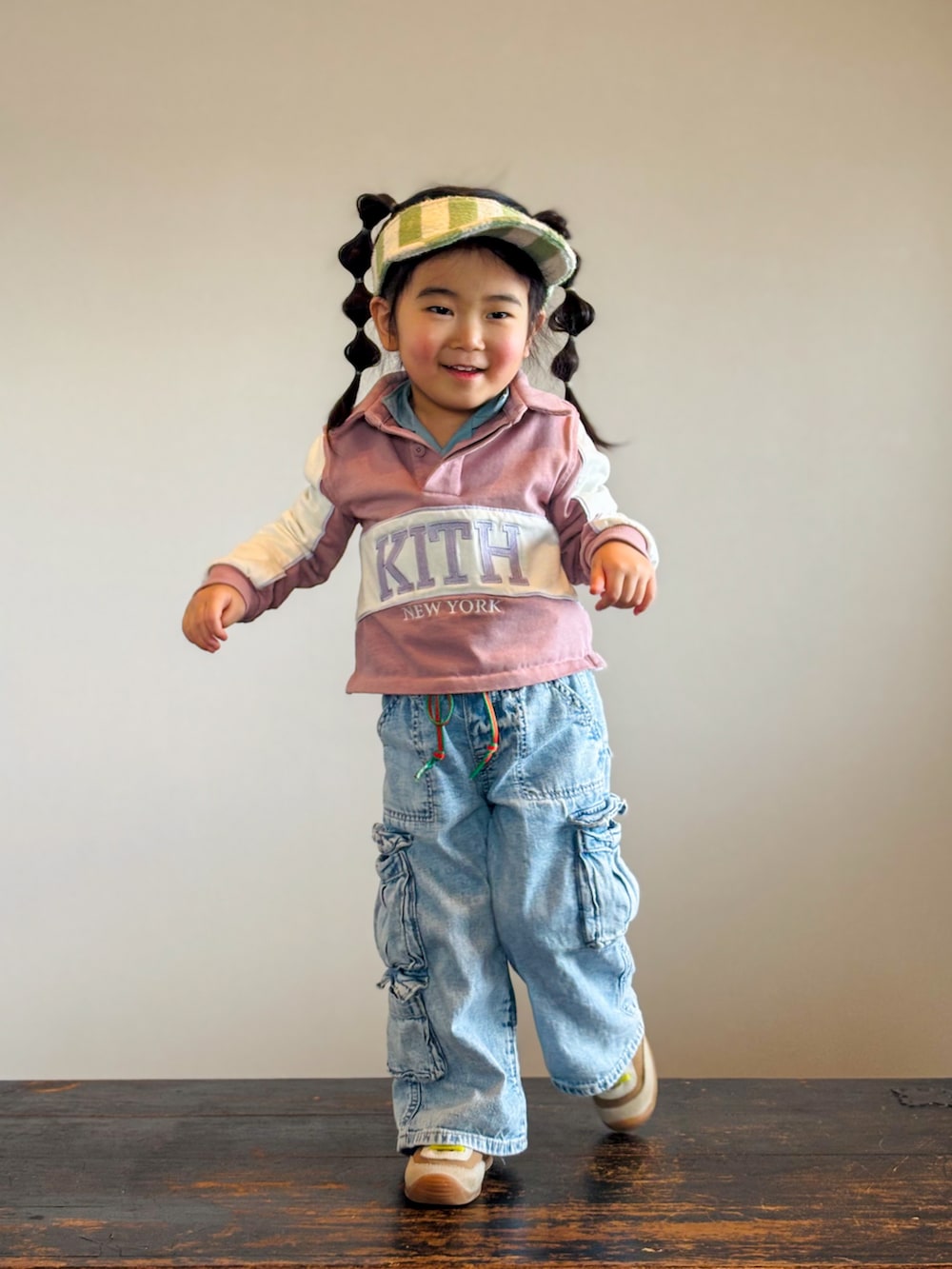 ブルー系のシャツ/ブラウス、ブルー系のデニムパンツ、イエロー系のスニーカーを着用したキッズの春コーディネートの3枚目の写真