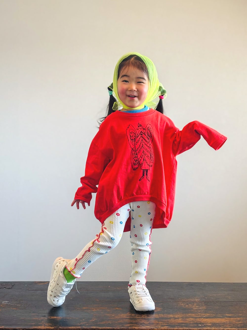 ホワイト系のその他パンツ、ベージュ系のスニーカー、レッド系のTシャツ/カットソーを着用したキッズの春コーディネートの3枚目の写真