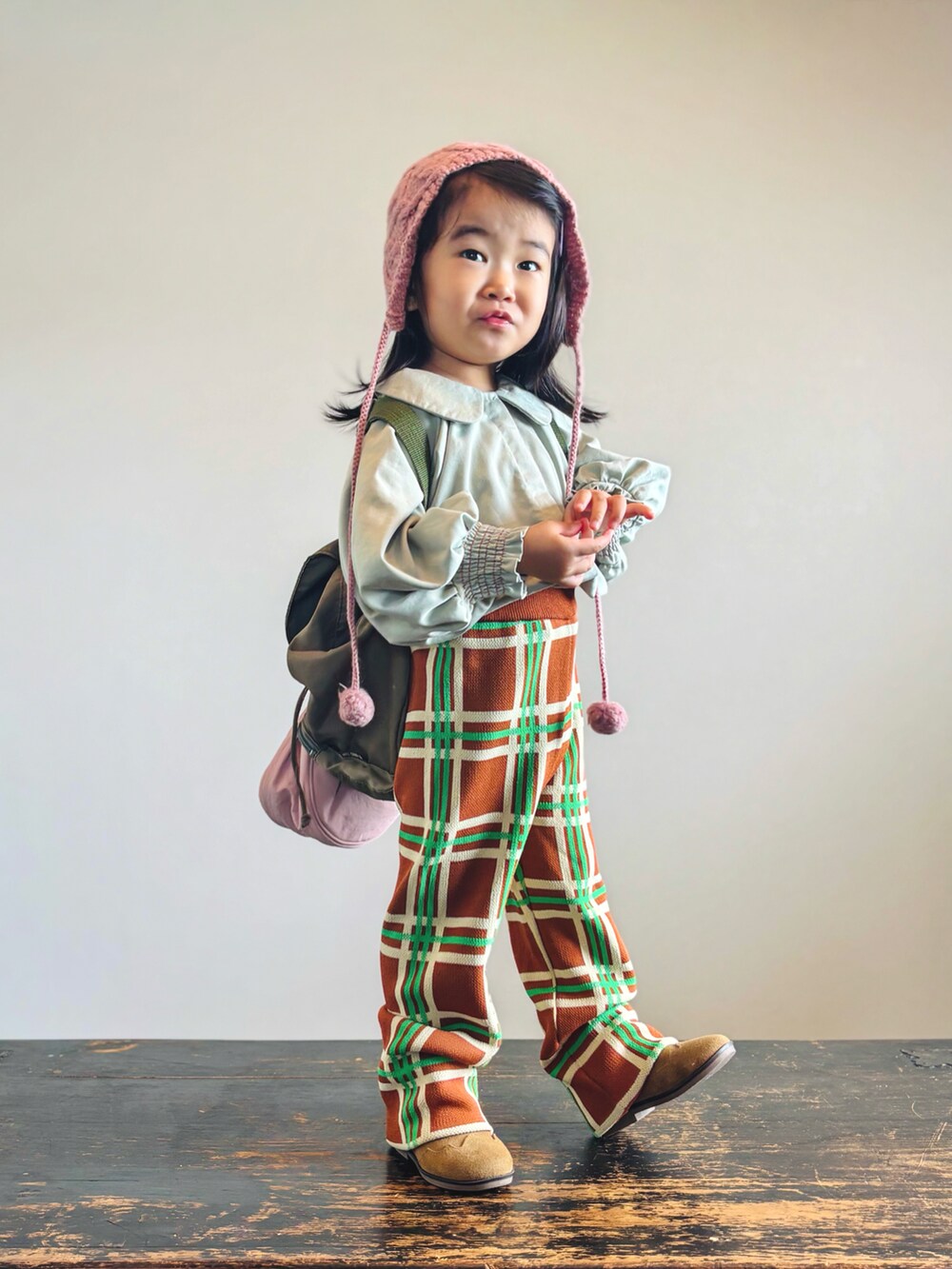 パープル系のその他パンツ、グリーン系のシャツ/ブラウス、ピンク系のショルダーバッグを着用したキッズの秋コーディネートの3枚目の写真