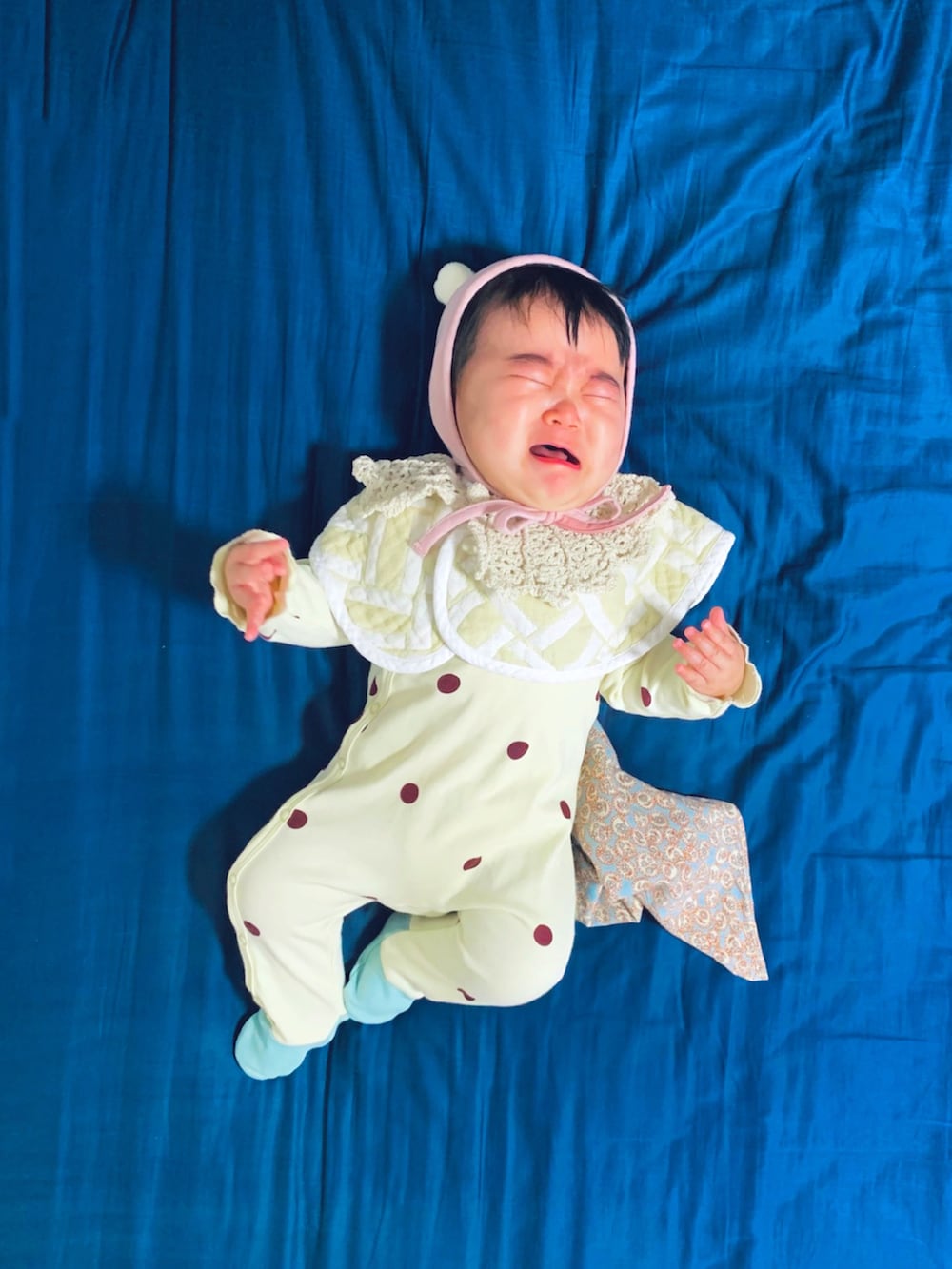 ホワイト系のママ＆ベビー、ブルー系のハンカチ/ハンドタオル、ホワイト系のスタイ/よだれかけを着用したキッズの春コーディネートの2枚目の写真