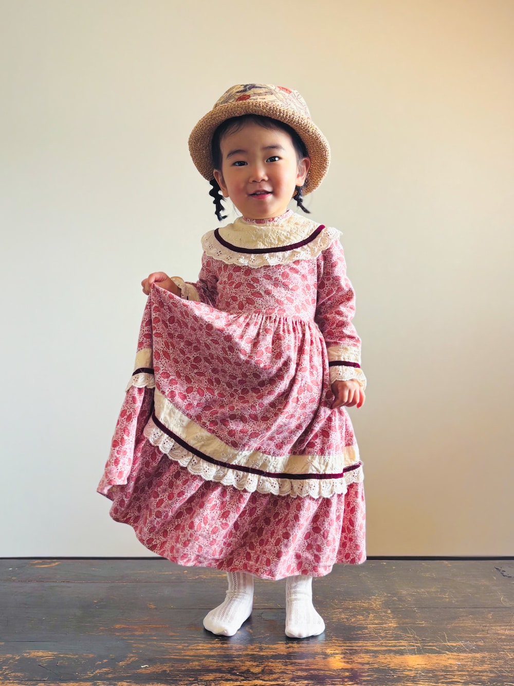 ピンク系のワンピース、ベージュ系の帽子、その他のバンダナ/スカーフを着用したキッズの春コーディネートの4枚目の写真