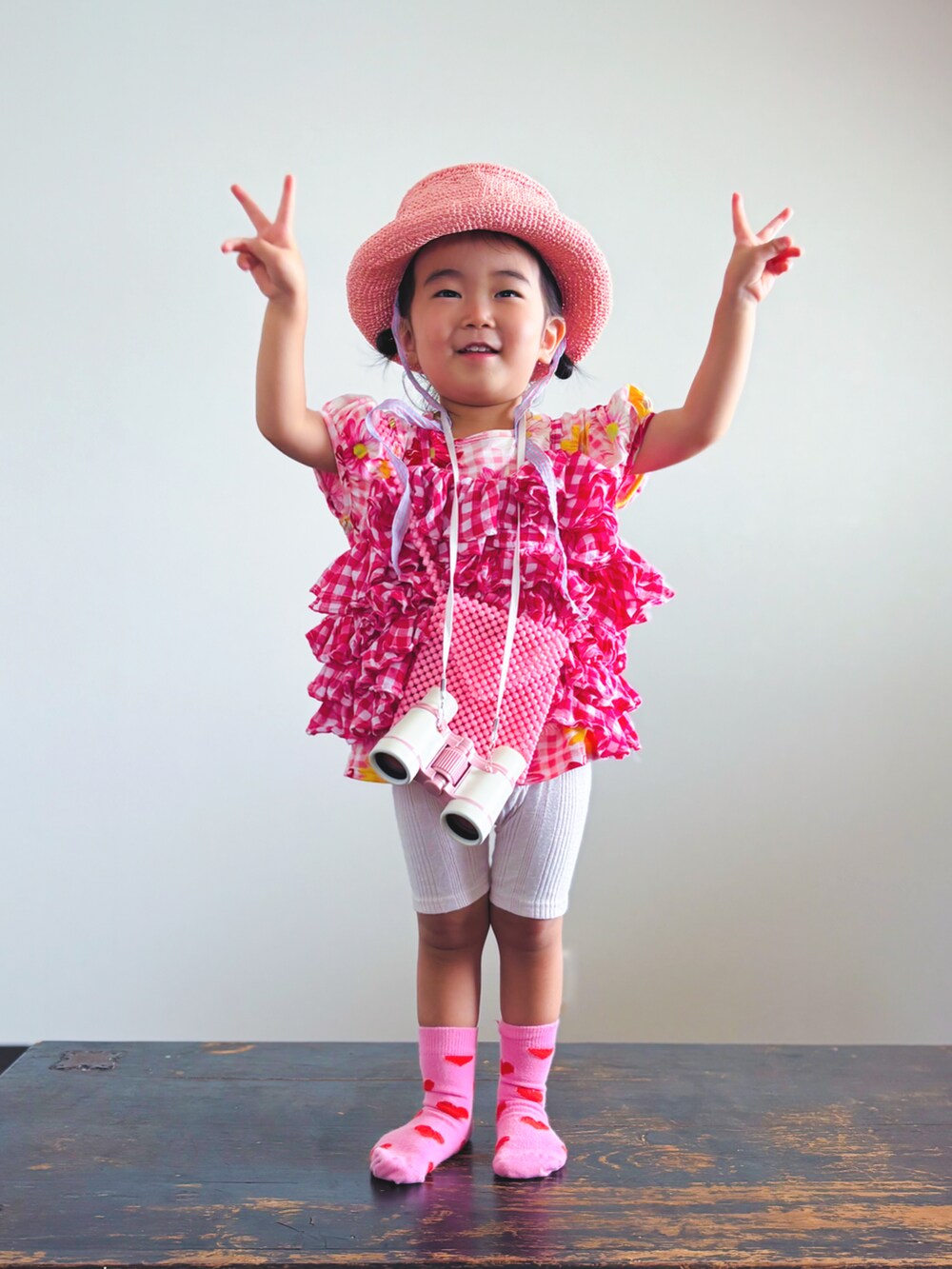 ピンク系のキャミソール、ピンク系のTシャツ/カットソー、ピンク系のハットを着用したキッズの夏コーディネートの4枚目の写真