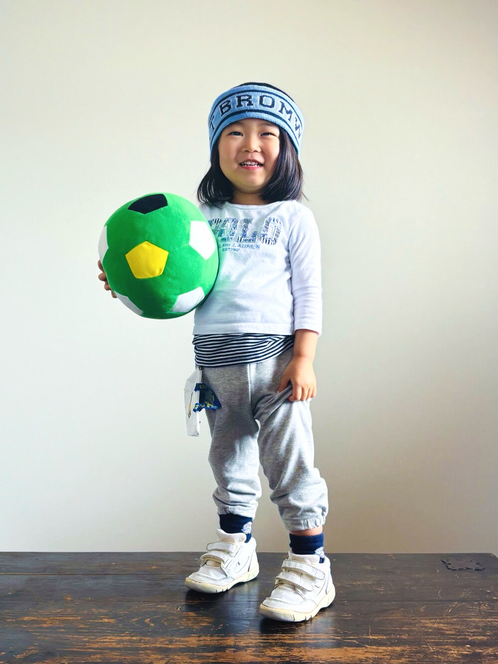 ホワイト系のスニーカー、グレー系のスウェットパンツ、ホワイト系のTシャツ/カットソーを着用したキッズの春コーディネートの3枚目の写真