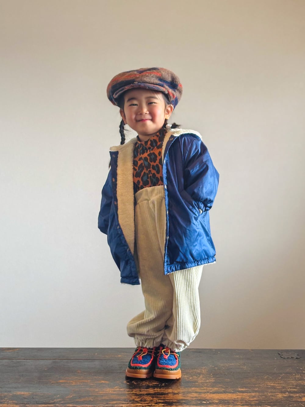 ブラウン系のTシャツ/カットソー、ベージュ系のその他パンツ、グリーン系のブーツを着用したキッズの冬コーディネートの3枚目の写真