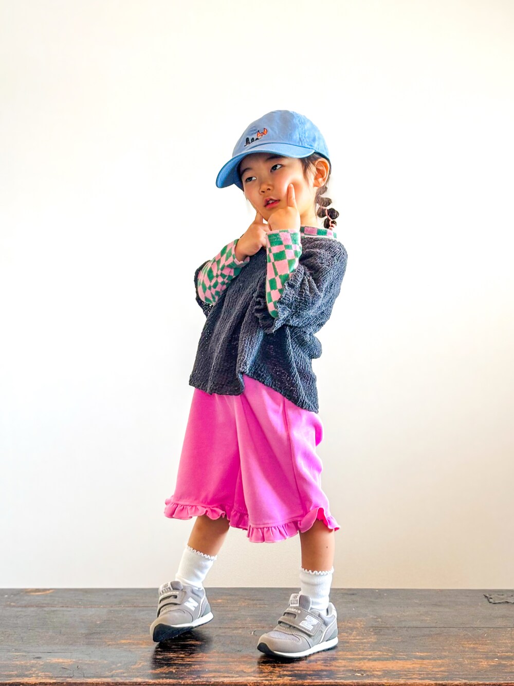 ピンク系のその他パンツ、グレー系のスニーカー、ピンク系のTシャツ/カットソーを着用したキッズの春コーディネートの3枚目の写真
