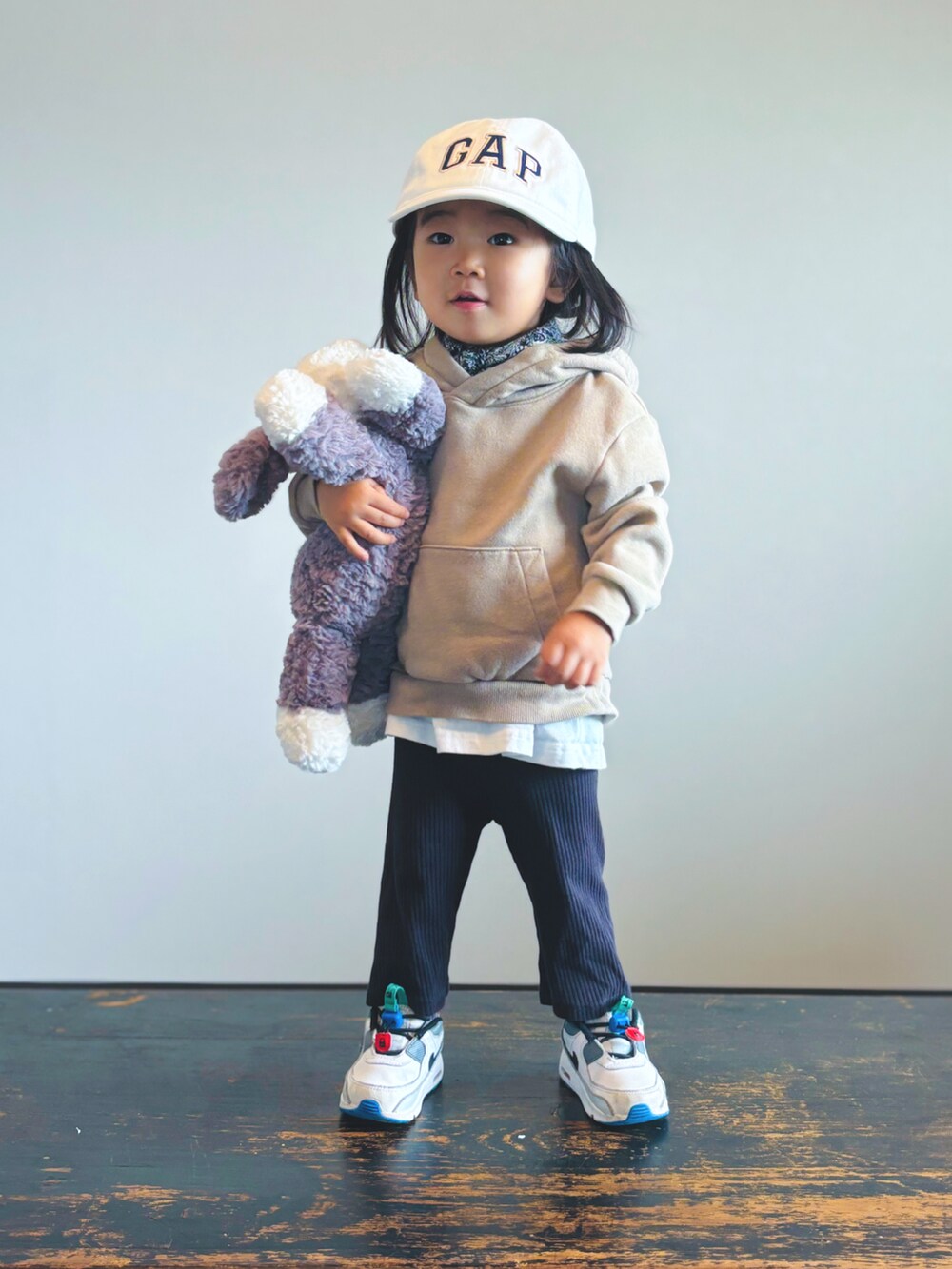 ベージュ系のパーカー、ホワイト系のTシャツ/カットソー、ブラック系のその他パンツを着用したキッズの秋コーディネートの2枚目の写真