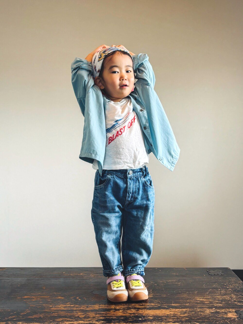 ブルー系のシャツ/ブラウス、イエロー系のスニーカー、ホワイト系のTシャツ/カットソーを着用したキッズの秋コーディネートの2枚目の写真