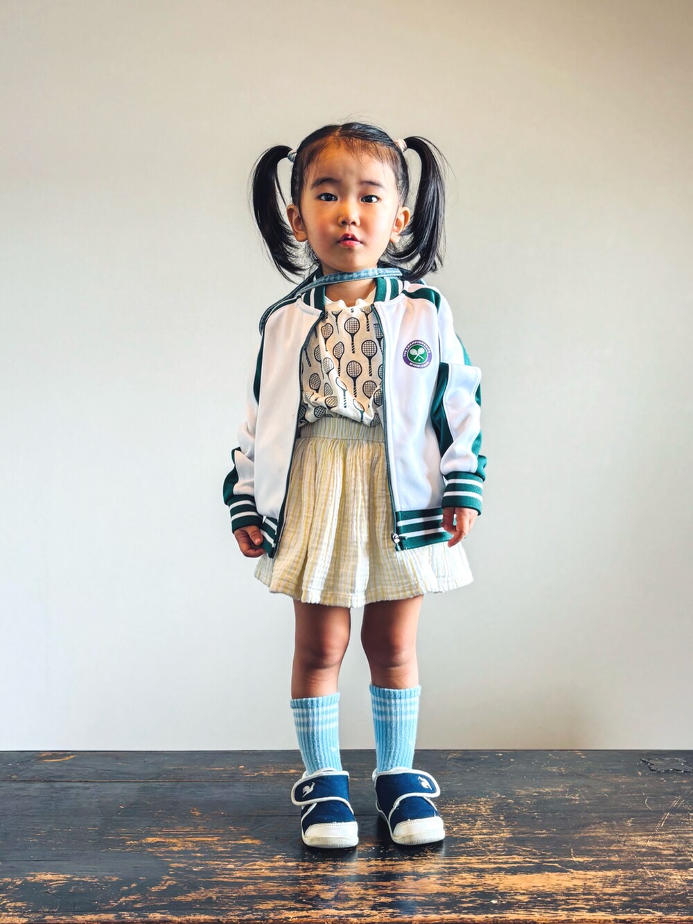 ブルー系のスニーカー、ホワイト系のTシャツ/カットソー、グリーン系のジャージを着用したキッズの秋コーディネートの2枚目の写真