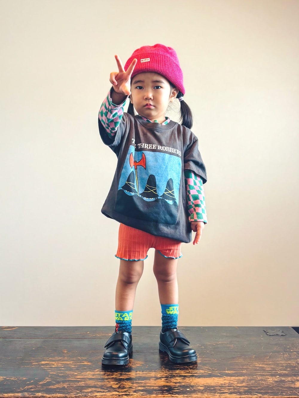 ピンク系のTシャツ/カットソー、オレンジ系のその他パンツ、ブラック系のTシャツ/カットソーを着用したキッズの秋コーディネートの3枚目の写真