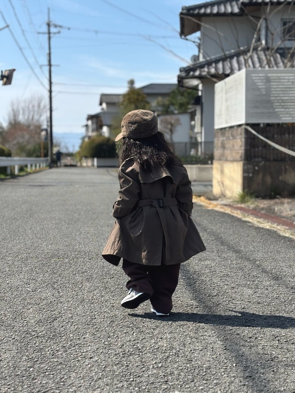 グレー系のスニーカー、ベージュ系のシャツ/ブラウス、グリーン系のその他アウターを着用したキッズの春コーディネートの2枚目の写真