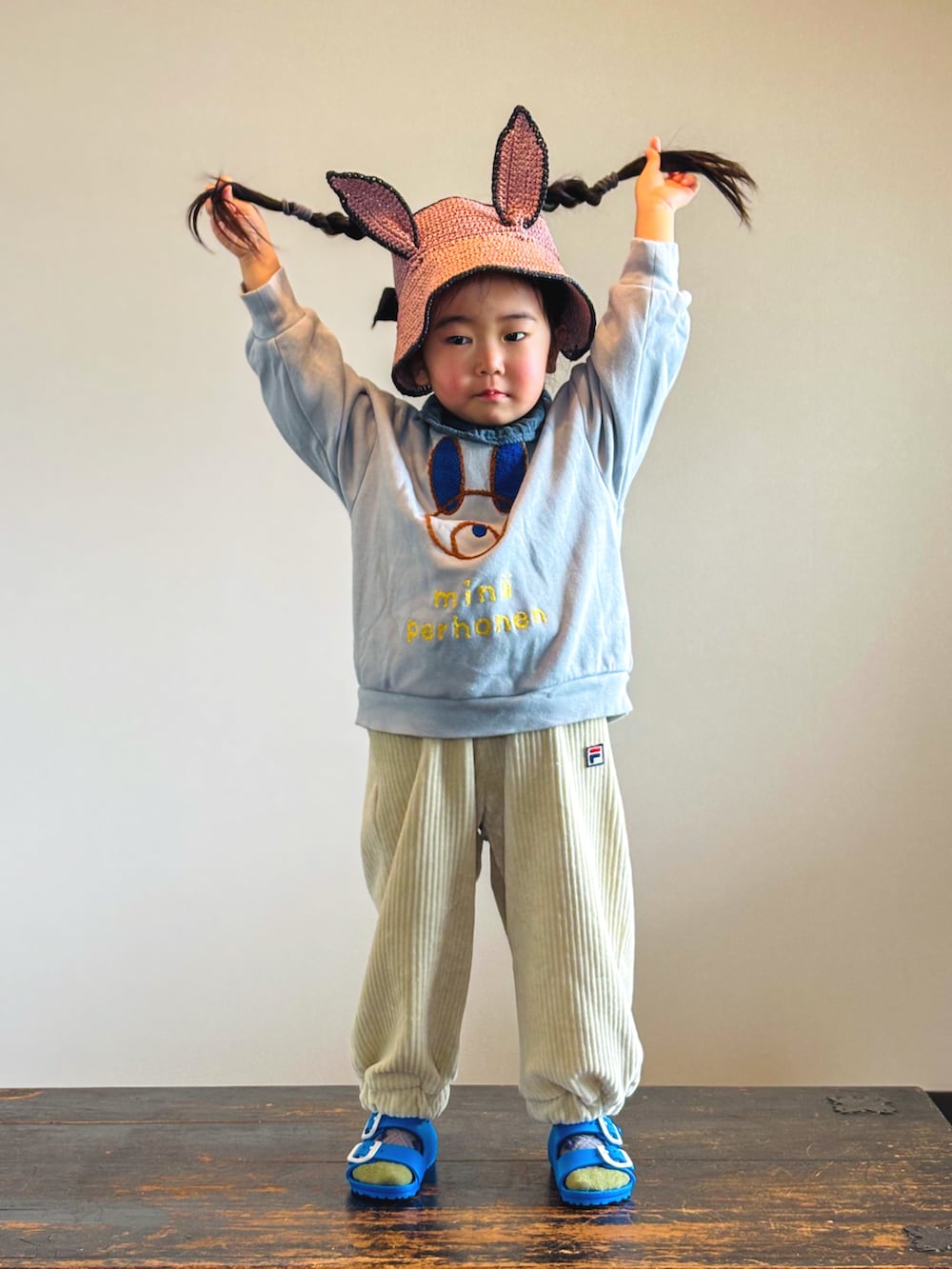 ベージュ系のその他パンツ、ブルー系のサンダル、ブルー系のスウェットを着用したキッズの春コーディネートの2枚目の写真