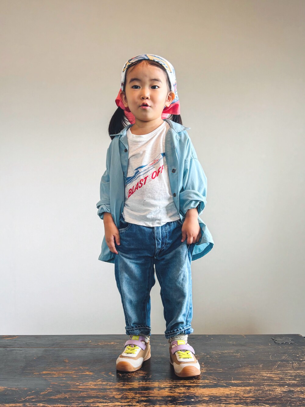 ブルー系のシャツ/ブラウス、イエロー系のスニーカー、ホワイト系のTシャツ/カットソーを着用したキッズの秋コーディネートの3枚目の写真