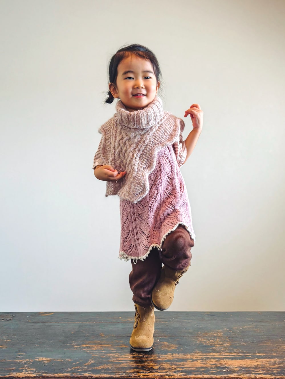 オレンジ系のTシャツ/カットソー、ブラウン系のパンツ、ピンク系のワンピースを着用したキッズの秋コーディネートの4枚目の写真