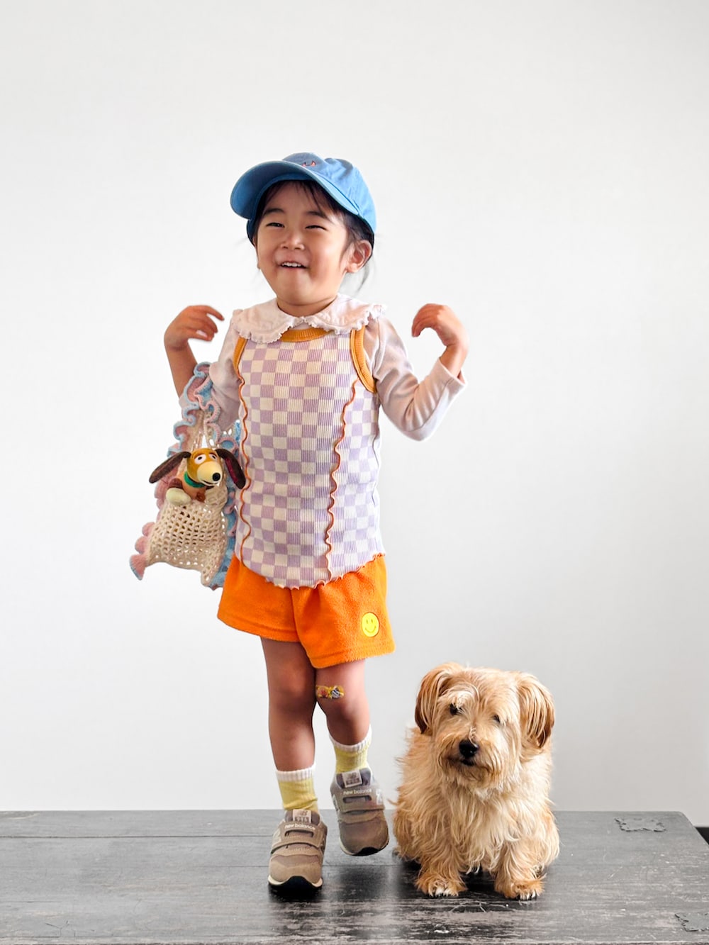 パープル系のタンクトップ、グレー系のスニーカー、ピンク系のTシャツ/カットソーを着用したキッズの秋コーディネートの4枚目の写真