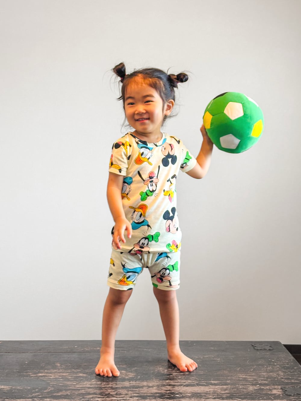 ベージュ系のルームウェア/パジャマ、グリーン系のおもちゃを着用したキッズの夏コーディネートの3枚目の写真