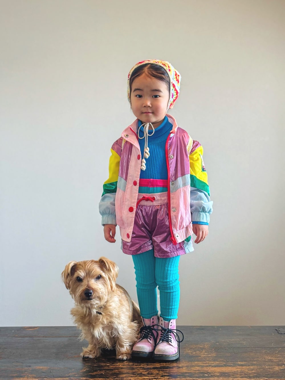 ブルー系のニット/セーター、ピンク系のセットアップ、イエロー系のバックパック/リュックを着用したキッズの春コーディネートの2枚目の写真