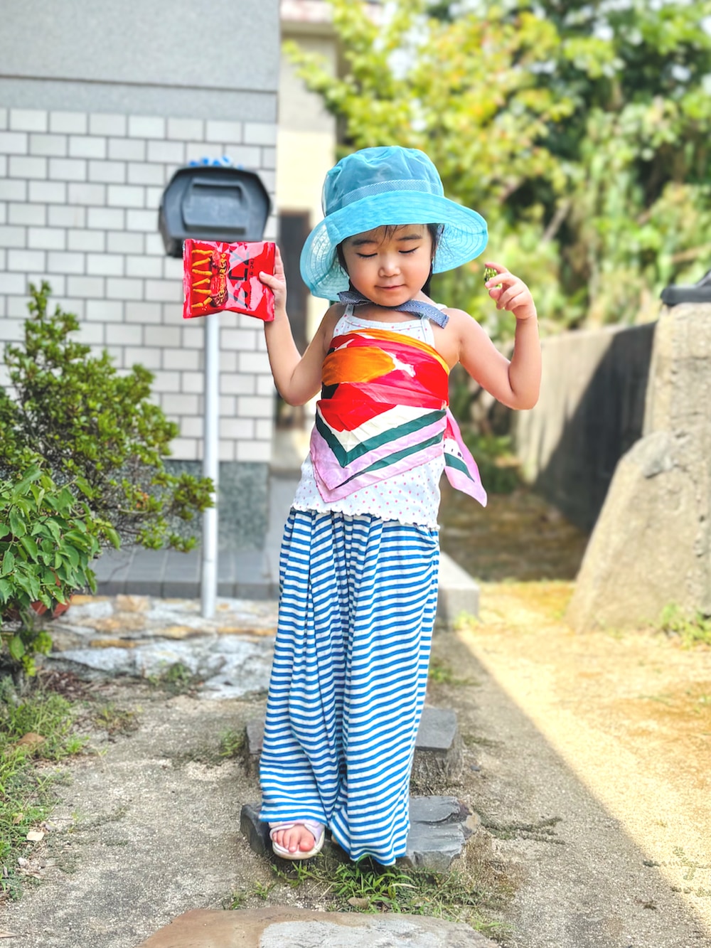 ブルー系のその他パンツ、ピンク系のサンダル、ピンク系のバンダナ/スカーフを着用したキッズの夏コーディネートの2枚目の写真