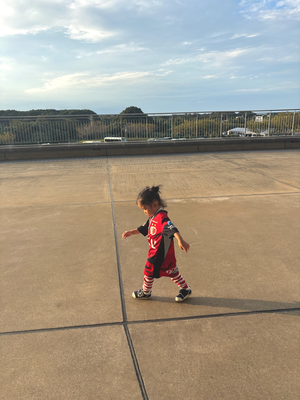 ブルー系のスニーカー、レッド系のその他トップス、ホワイト系のTシャツ/カットソーを着用したキッズの秋コーディネートの2枚目の写真