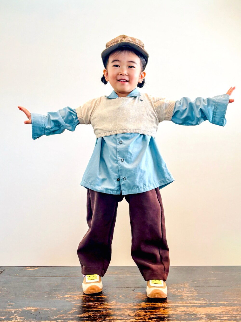 ブルー系のシャツ/ブラウス、イエロー系のスニーカー、ベージュ系のTシャツ/カットソーを着用したキッズの秋コーディネートの2枚目の写真