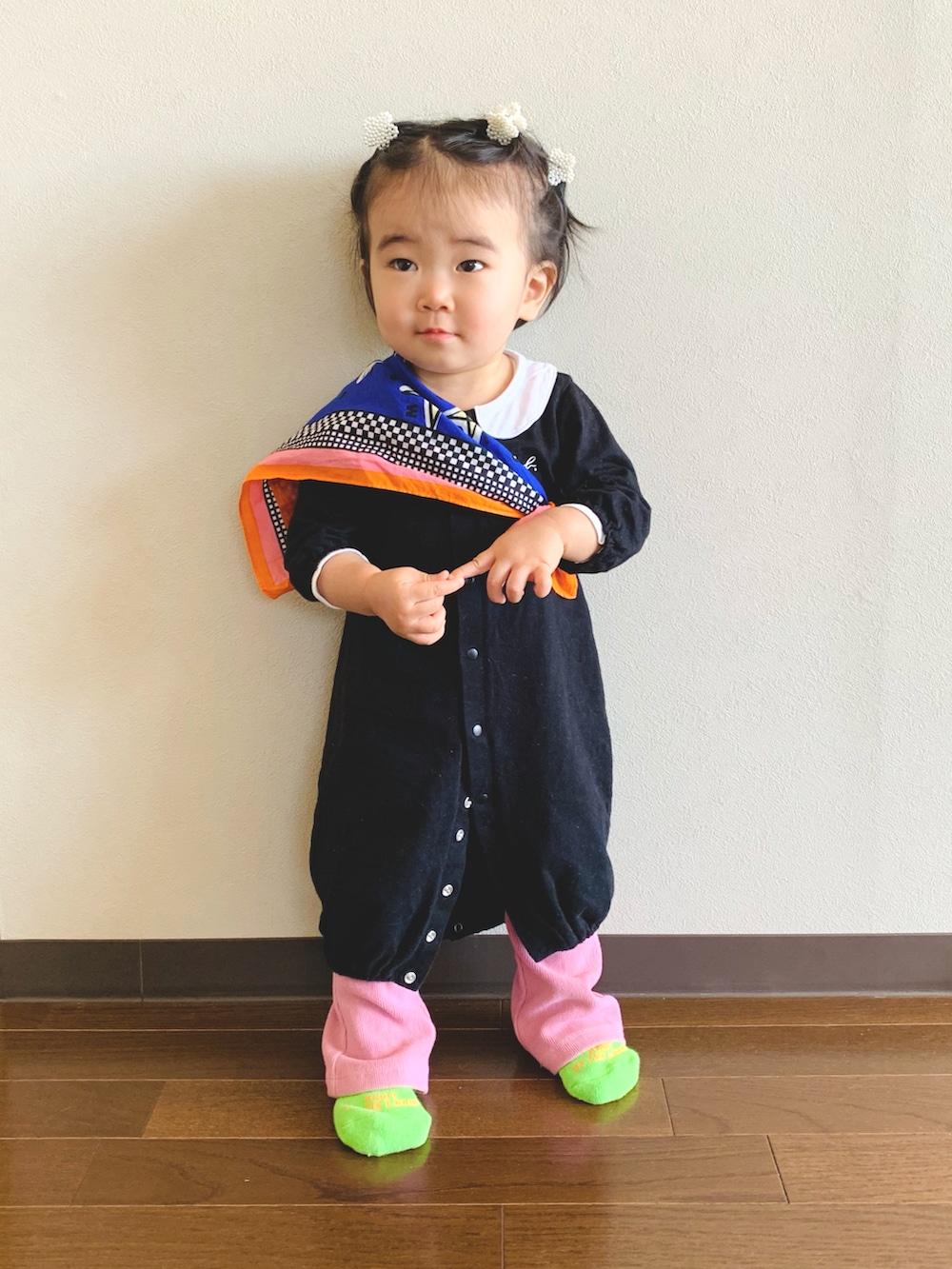 ピンク系のその他パンツ、その他のソックス/靴下、ブラック系のロンパースを着用したキッズの秋コーディネートの2枚目の写真