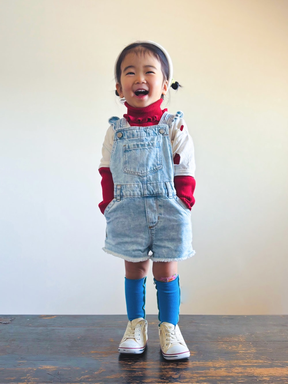 ホワイト系のスニーカー、その他のサロペット/オーバーオール、ホワイト系のTシャツ/カットソーを着用したキッズの春コーディネートの2枚目の写真