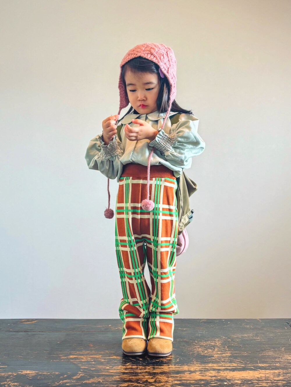 パープル系のその他パンツ、グリーン系のシャツ/ブラウス、ピンク系のショルダーバッグを着用したキッズの秋コーディネートの2枚目の写真