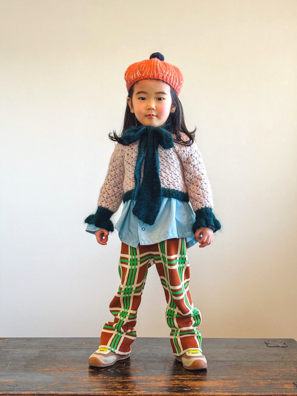 パープル系のその他パンツ、ブルー系のシャツ/ブラウス、イエロー系のスニーカーを着用したキッズの冬コーディネートの3枚目の写真