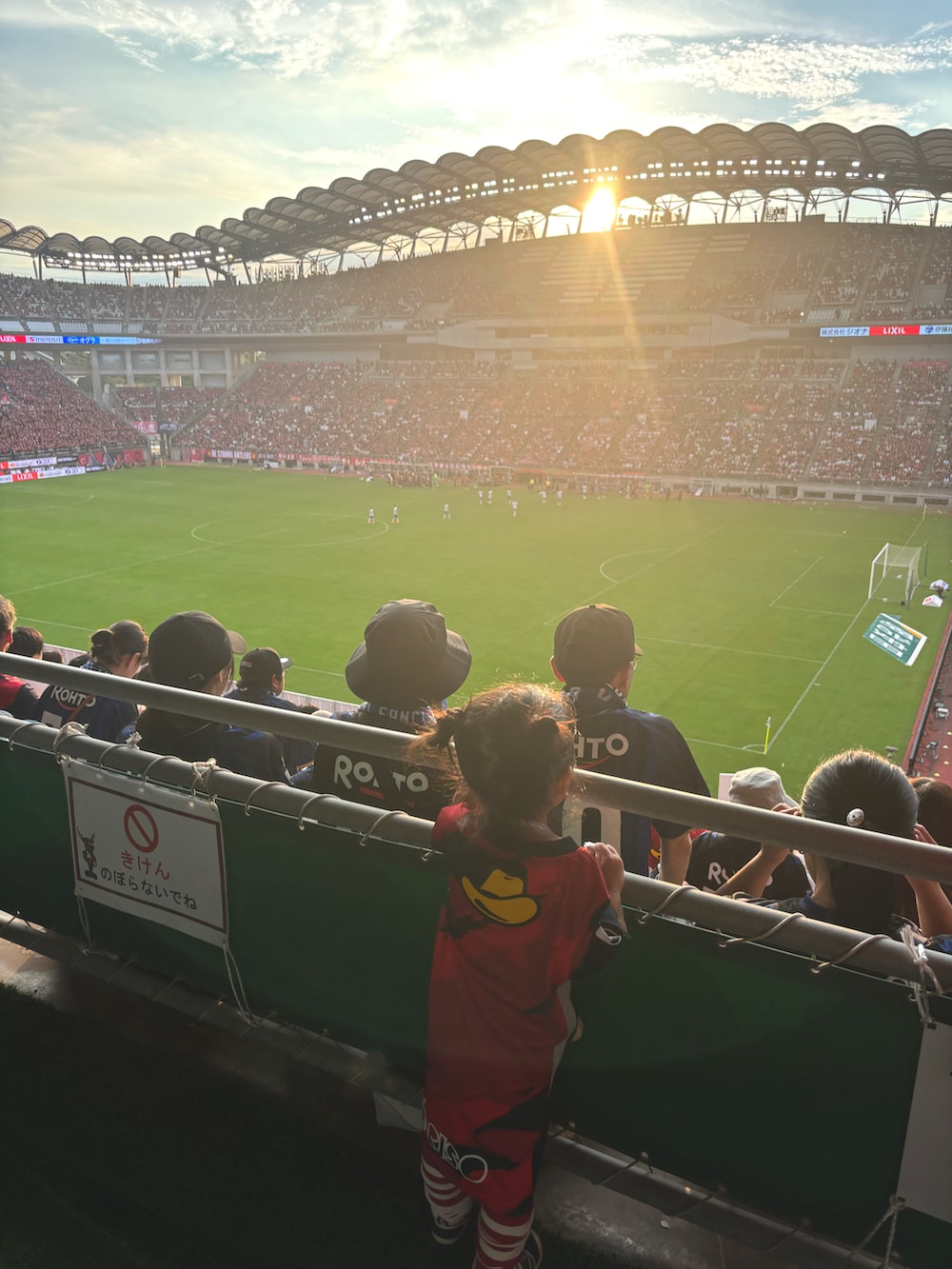 ブルー系のスニーカー、レッド系のその他トップス、ホワイト系のTシャツ/カットソーを着用したキッズの秋コーディネートの3枚目の写真