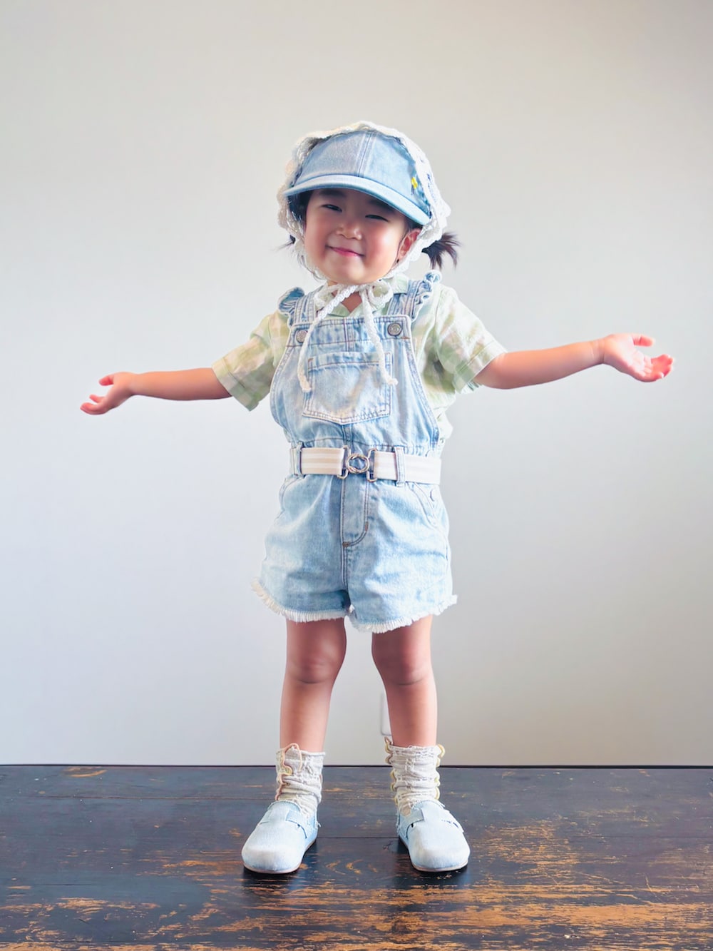 その他のサロペット/オーバーオール、グリーン系のセットアップ、ブルー系のサンダルを着用したキッズの夏コーディネートの3枚目の写真