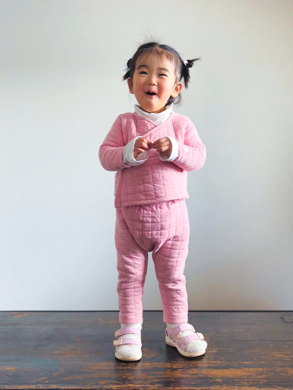 ホワイト系のTシャツ/カットソー、ピンク系のサンダル、ピンク系のベビーギフトを着用したキッズの冬コーディネートの2枚目の写真