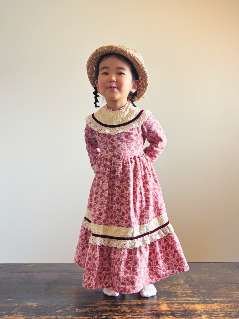 ピンク系のワンピース、ベージュ系の帽子、その他のバンダナ/スカーフを着用したキッズの春コーディネートの3枚目の写真