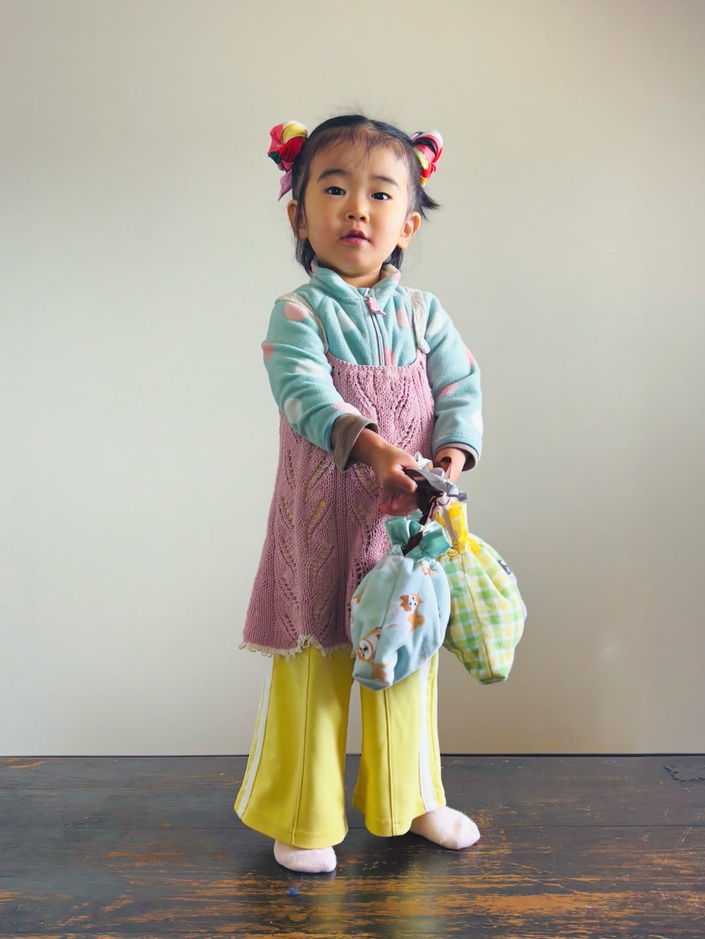 イエロー系のその他パンツ、ピンク系のワンピース、ブルー系のジャケット/アウターを着用したキッズの冬コーディネートの2枚目の写真