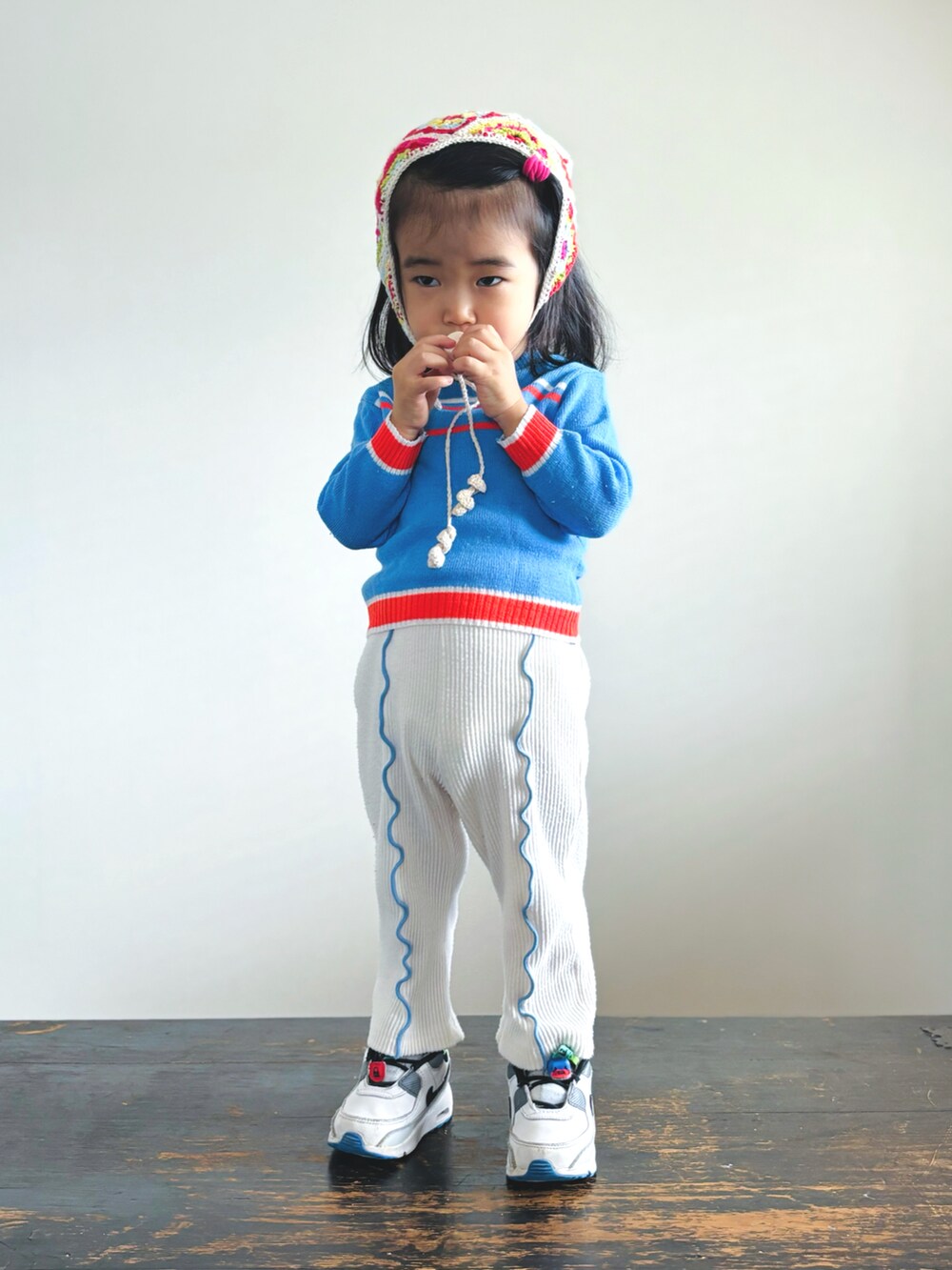ホワイト系のスニーカー、ブルー系のニット/セーター、ホワイト系のレギンス/スパッツを着用したキッズの秋コーディネートの2枚目の写真