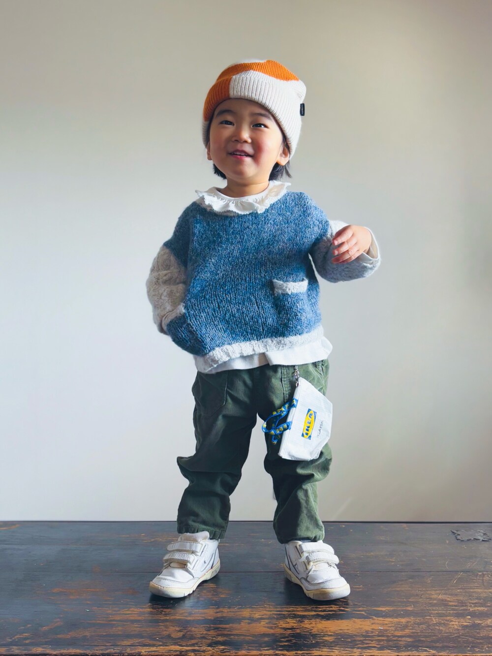 グリーン系のパンツ、ホワイト系のスニーカー、ブルー系のニット/セーターを着用したキッズの冬コーディネートの2枚目の写真