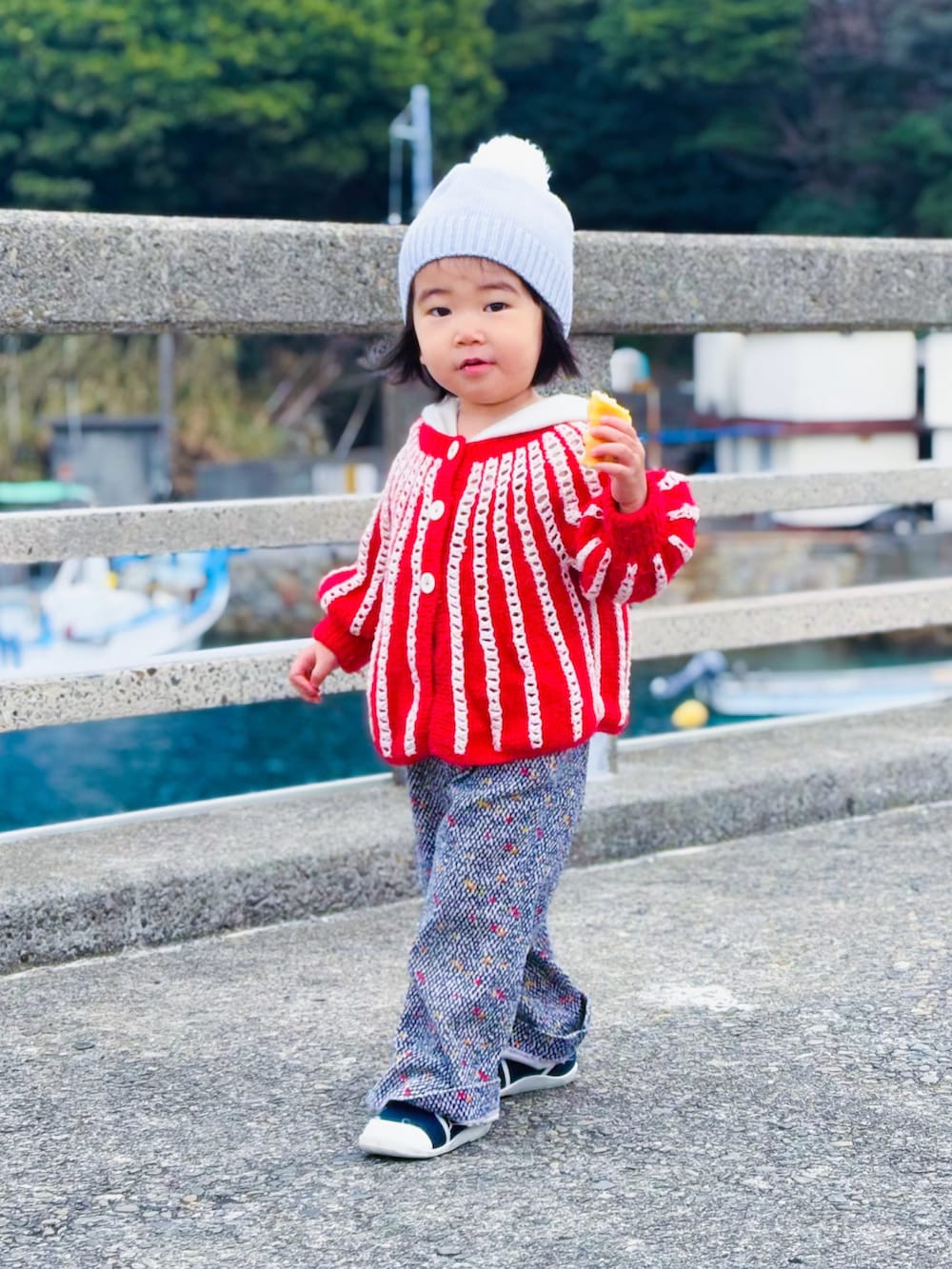 ブルー系のスニーカー、その他のサロペット/オーバーオール、レッド系のニット/セーターを着用したキッズの冬コーディネートの2枚目の写真