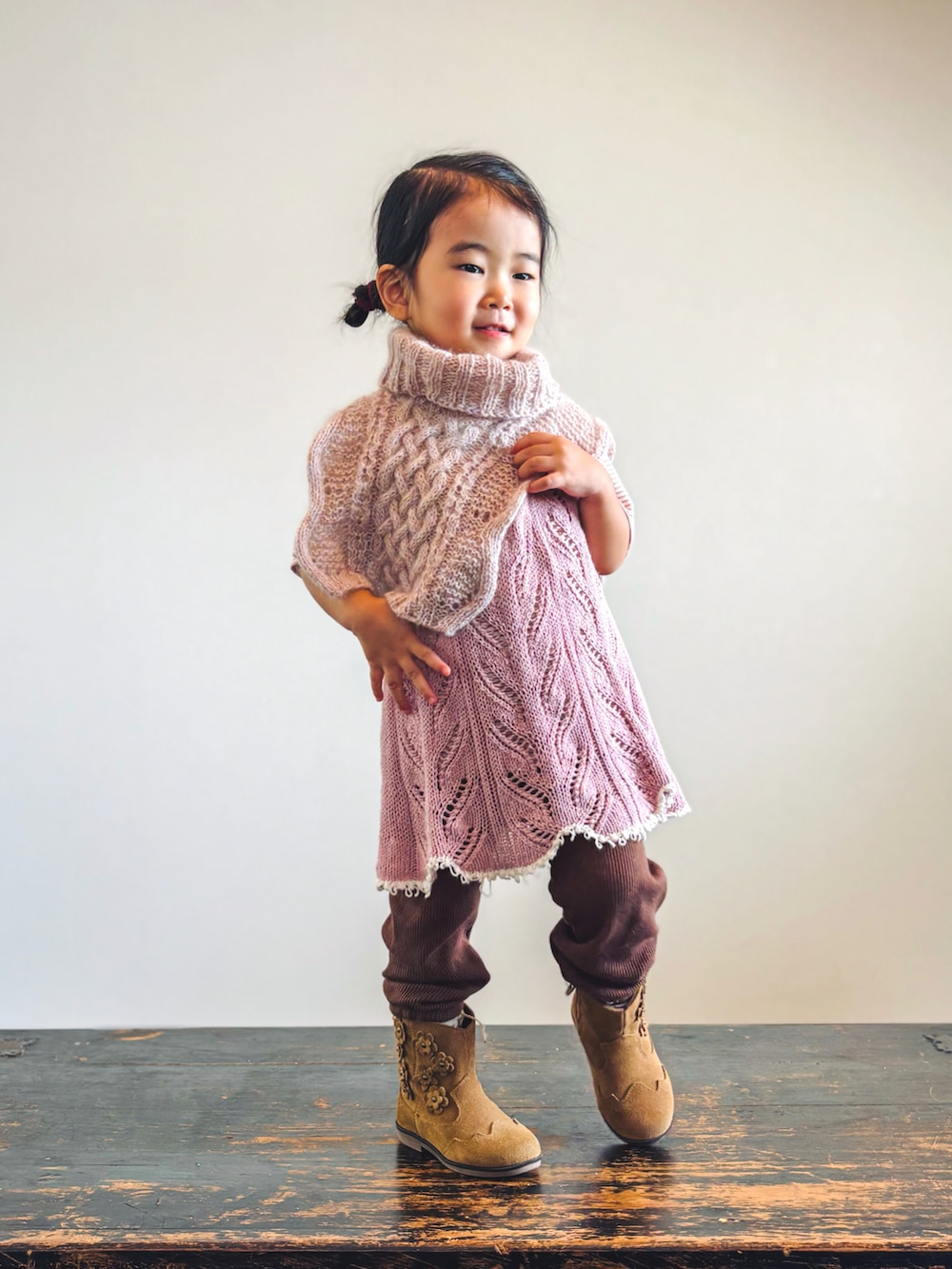 オレンジ系のTシャツ/カットソー、ブラウン系のパンツ、ピンク系のワンピースを着用したキッズの秋コーディネートの2枚目の写真