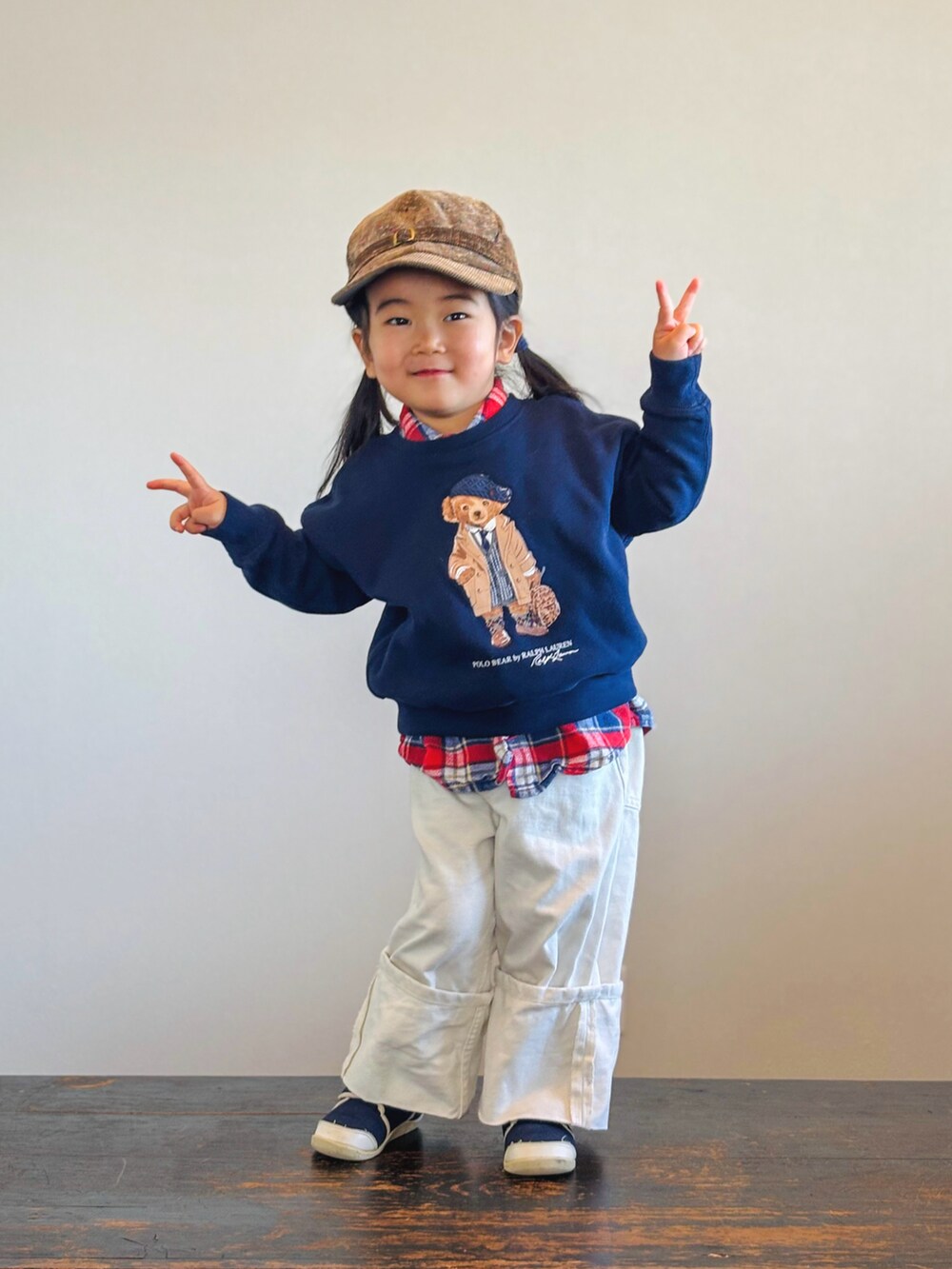 ブルー系のスニーカー、ブルー系のスウェット、レッド系のシャツ/ブラウスを着用したキッズの冬コーディネートの2枚目の写真