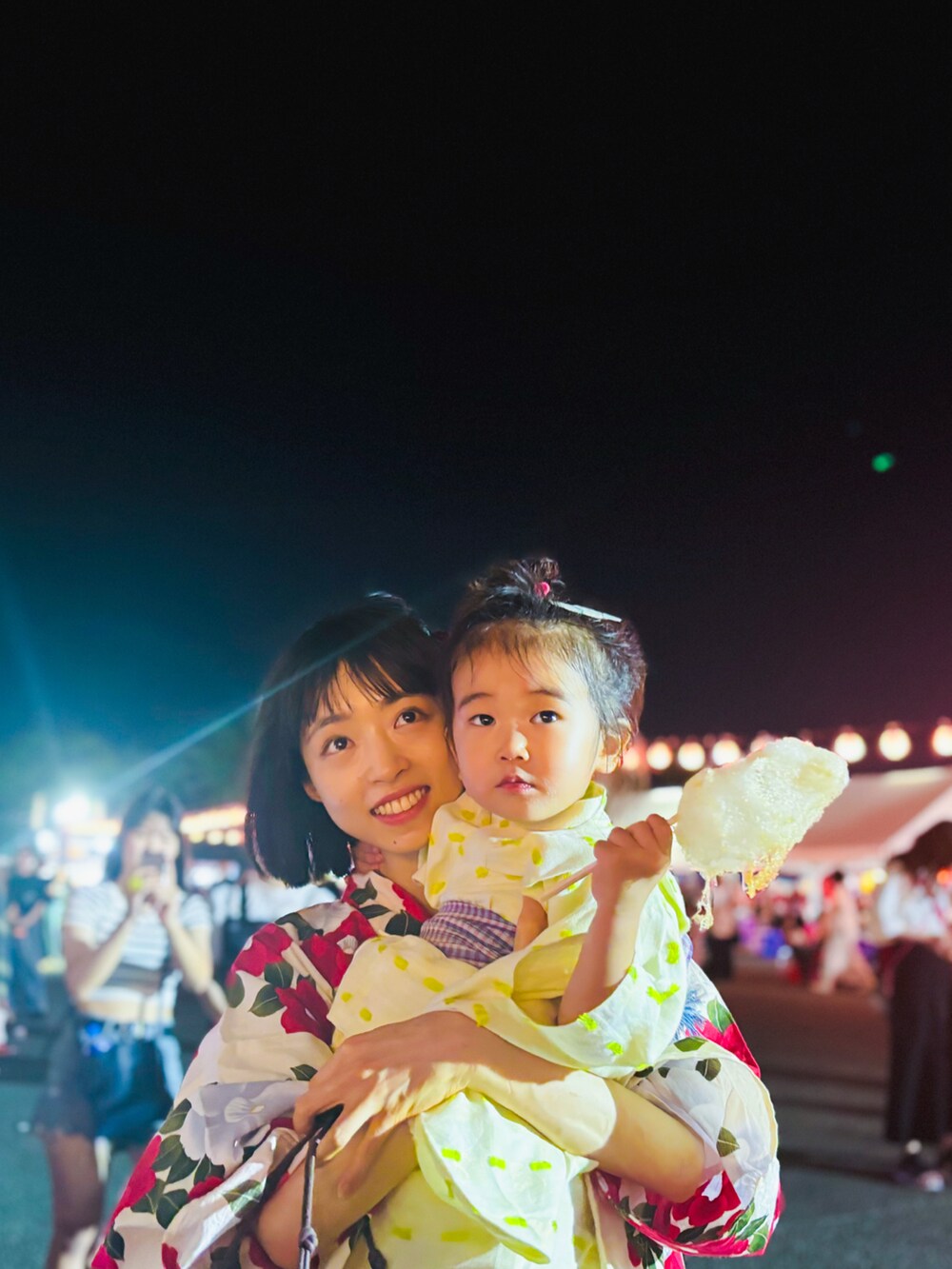 ピンク系のサンダル、レッド系のヘアゴム、ブルー系のストール/ショールを着用したキッズの夏コーディネートの2枚目の写真