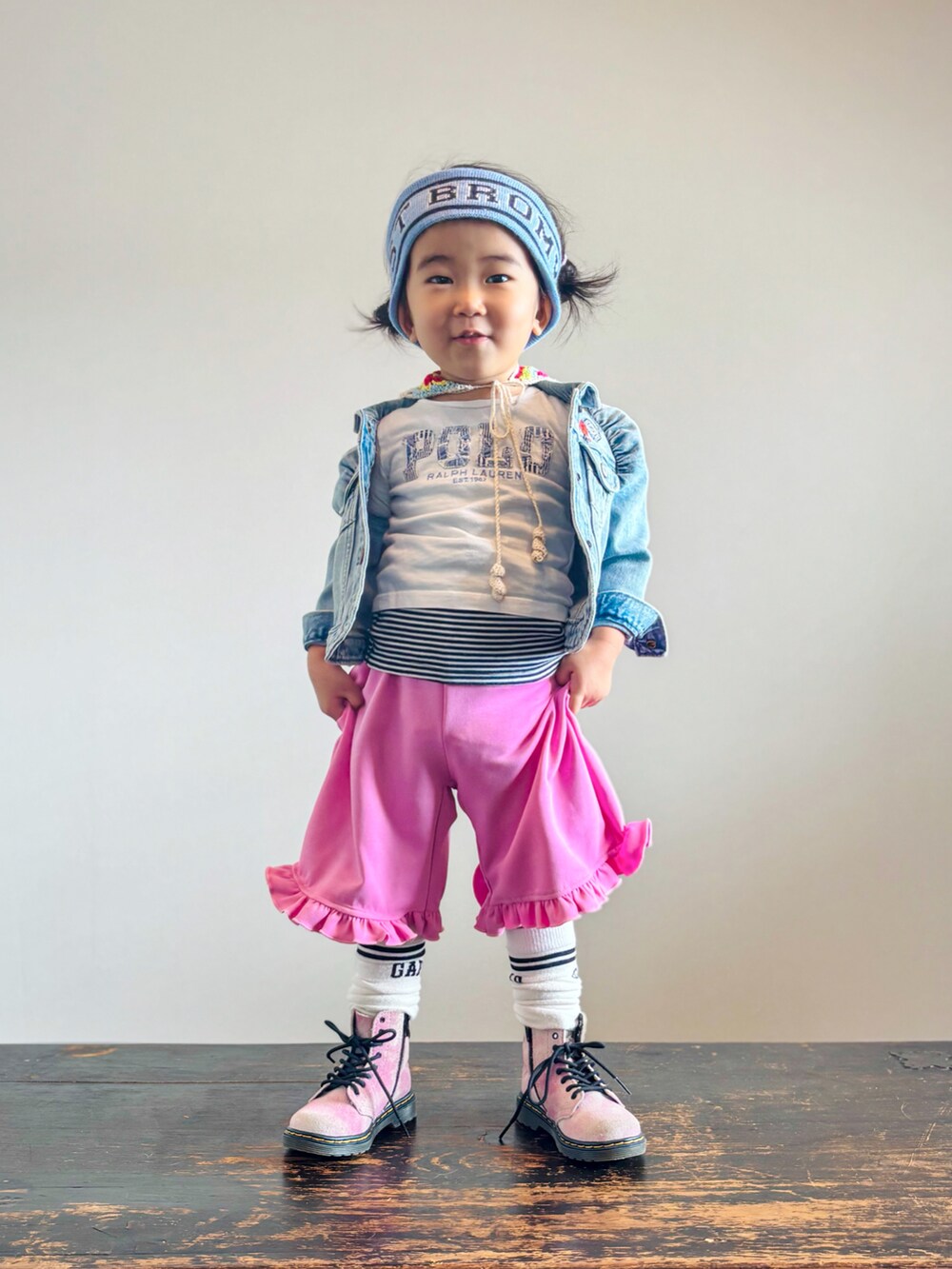 ピンク系のその他パンツ、ブルー系のデニムジャケット、ホワイト系のTシャツ/カットソーを着用したキッズの秋コーディネートの3枚目の写真