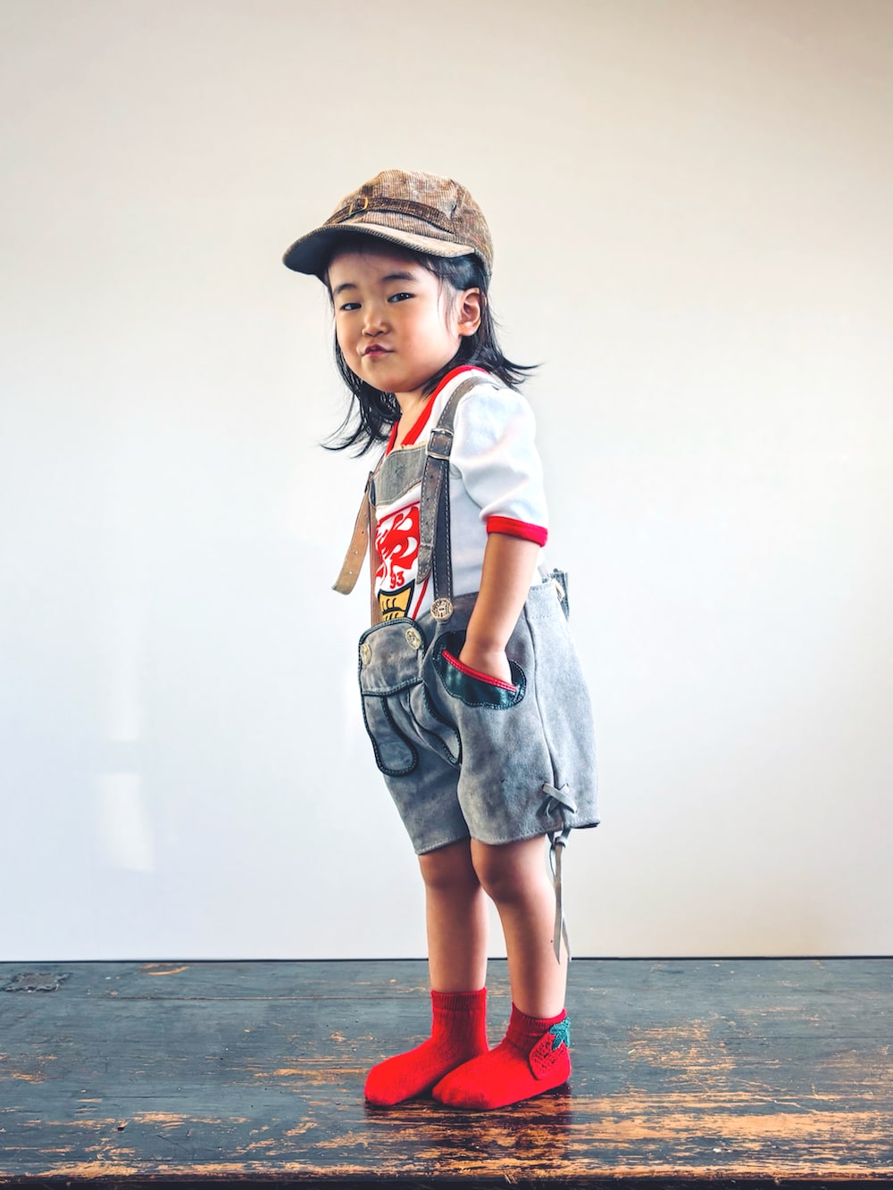 ホワイト系のTシャツ/カットソー、グレー系のサロペット/オーバーオール、その他のソックス/靴下を着用したキッズの秋コーディネートの3枚目の写真